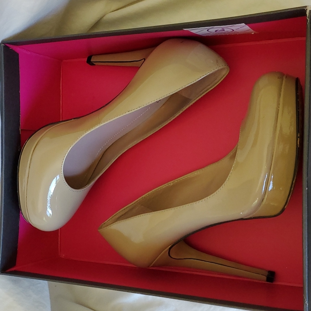 Vincent Camuto 6M Fawn Smooth Patent Heel